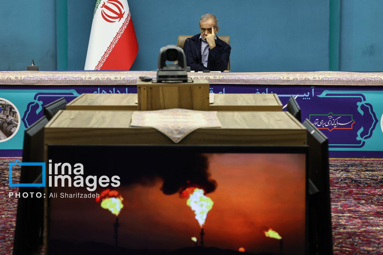 امضای قرارداد مسئولان نفتی با حضور رئیس‌جمهور