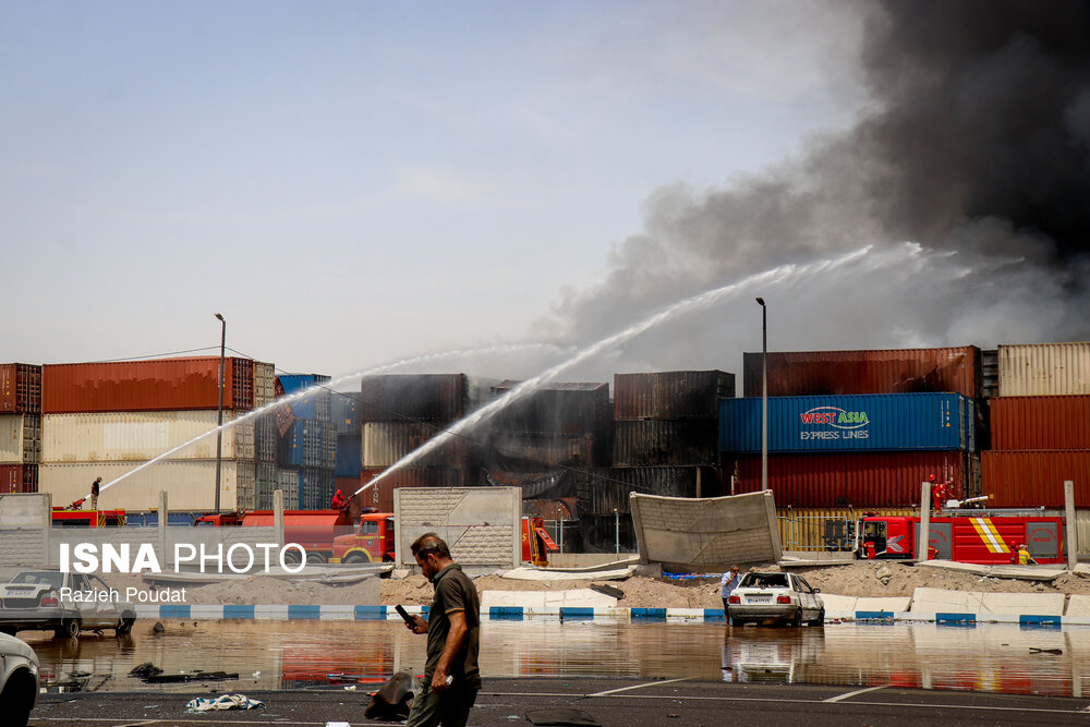اطفا حریق در «اسکله شهید رجایی» در بندرعباس