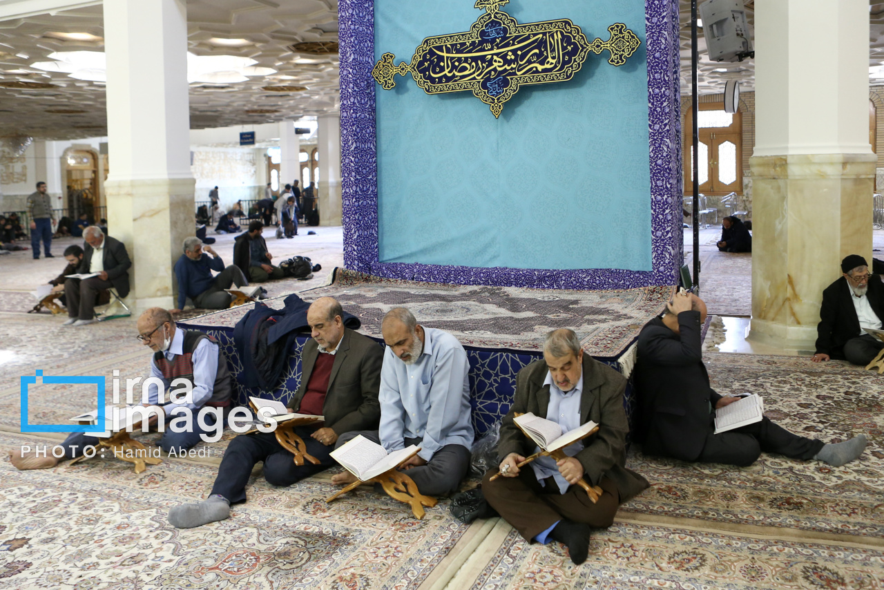 جزءخوانی قرآن در حرم حضرت معصومه (س)