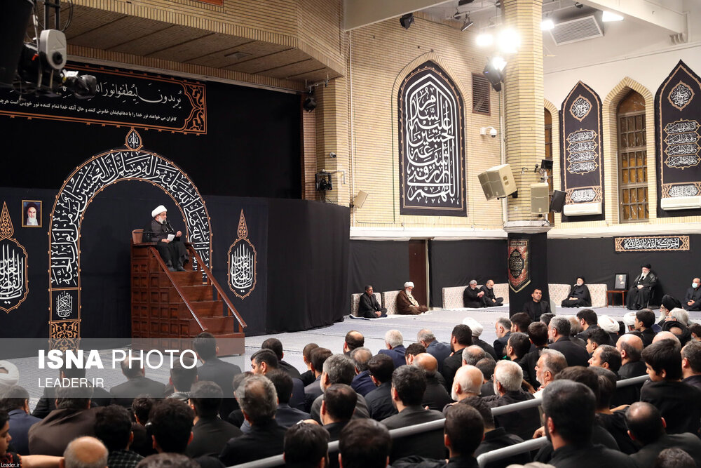 عزاداری شام غریبان با حضور رهبر انقلاب