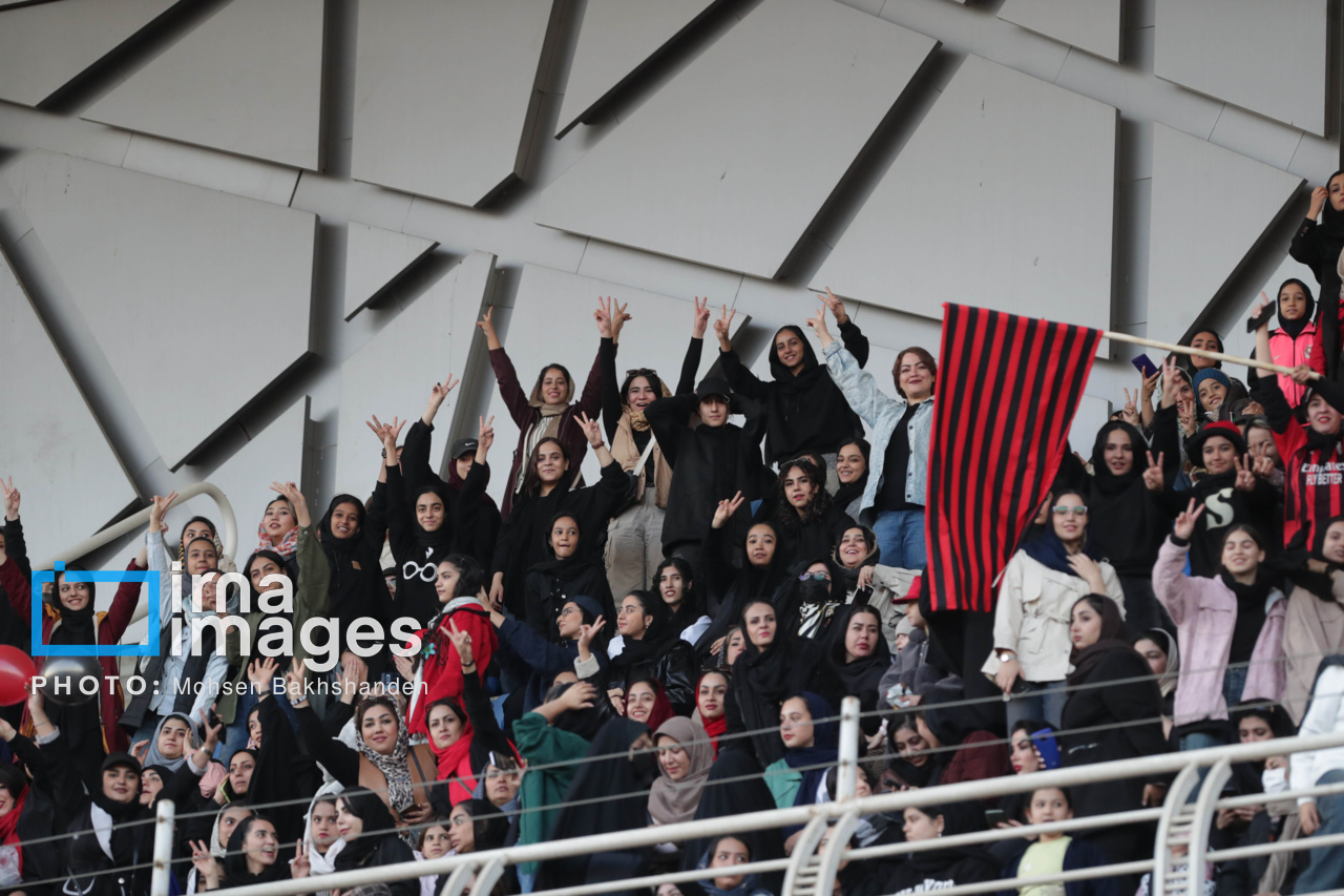حضور زنان تماشاگر در ورزشگاه امام رضا
