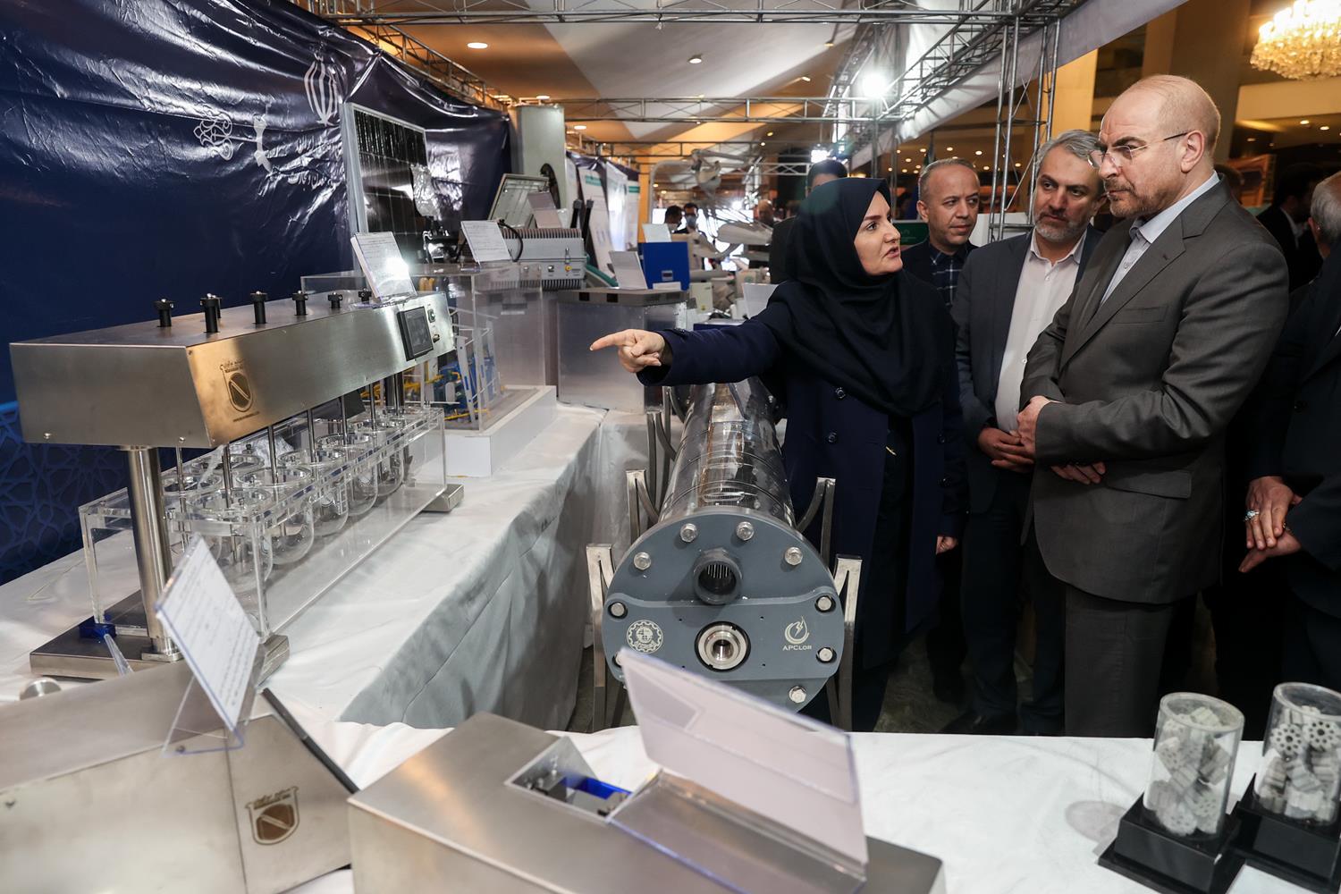 بازدید قالیباف از نمایشگاه توانمندی‌های تولید داخل