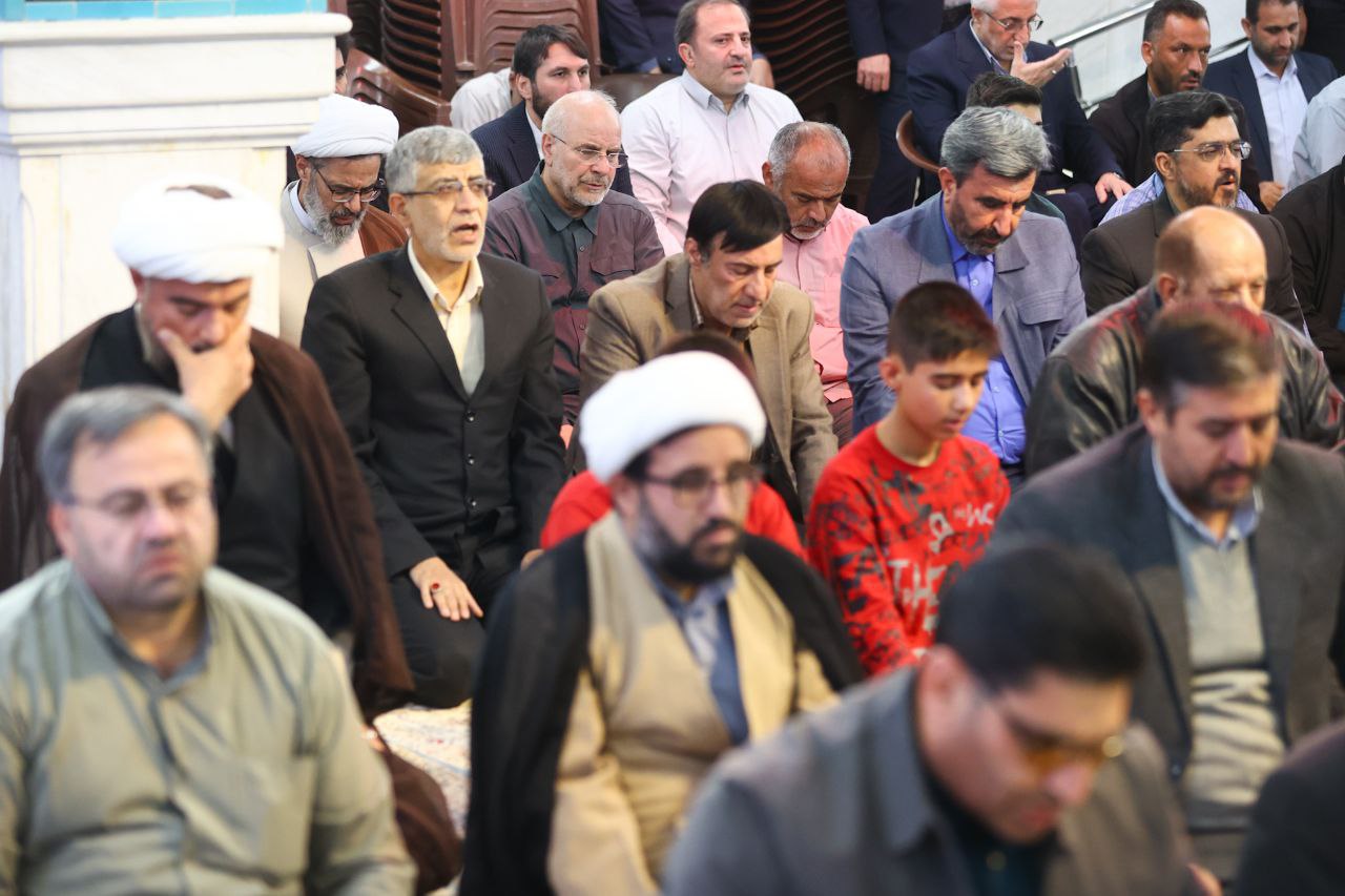 قالیباف در امام زاده سلطان سیدعباس(ع) و گلزار شهدای شهر بجنورد