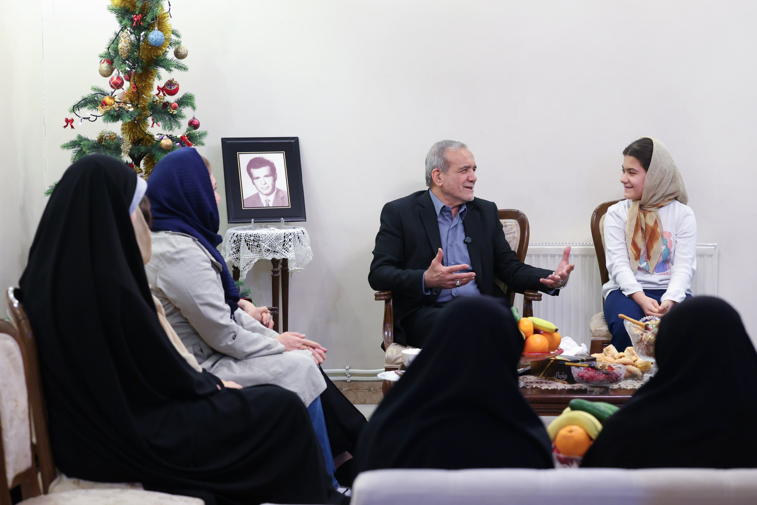  حضور پزشکیان در منزل ۲ شهید مسیحی