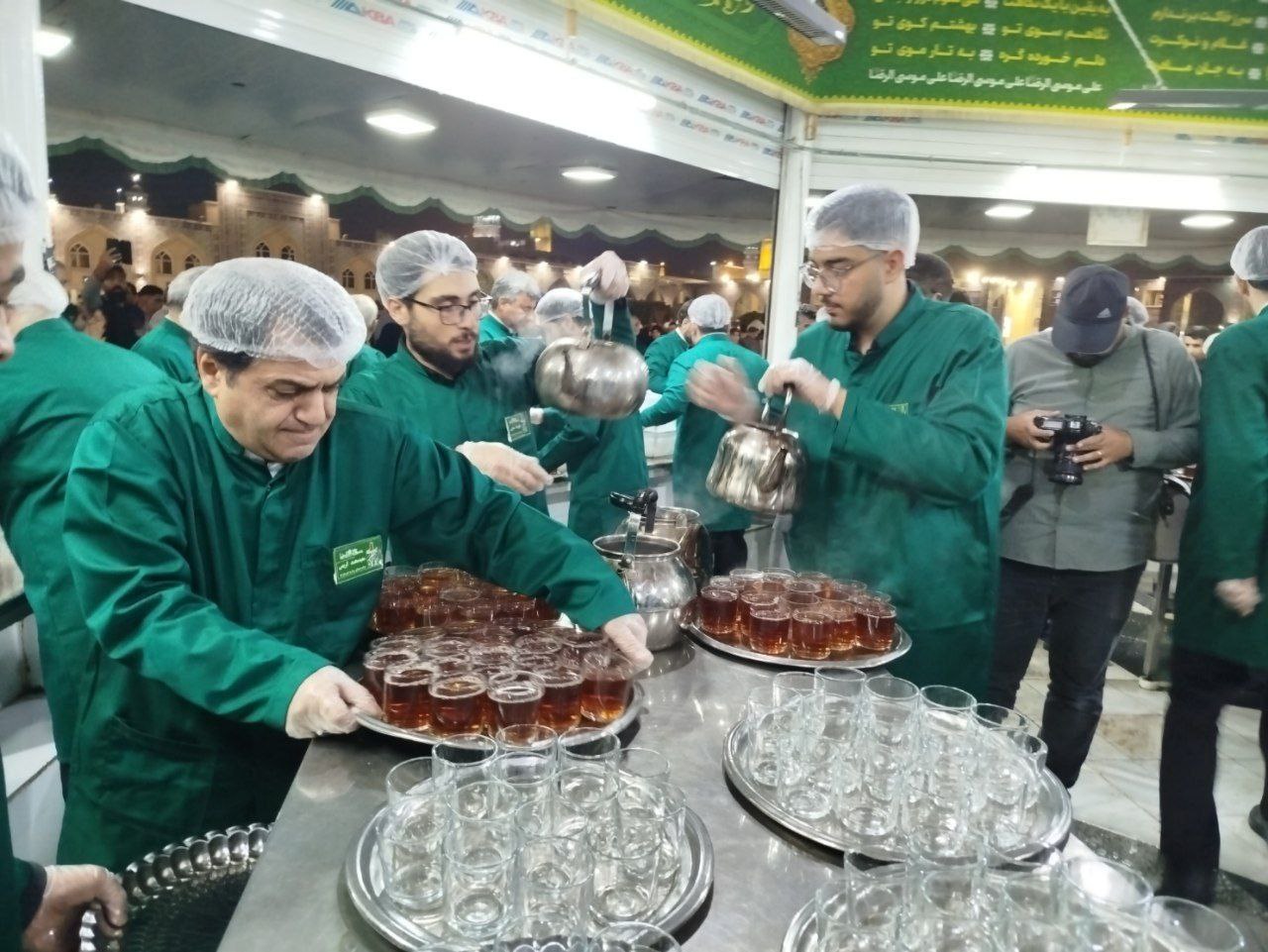 حضور عراقچی در چایخانه صحن مطهر امام حسن، حرم مطهر رضوی