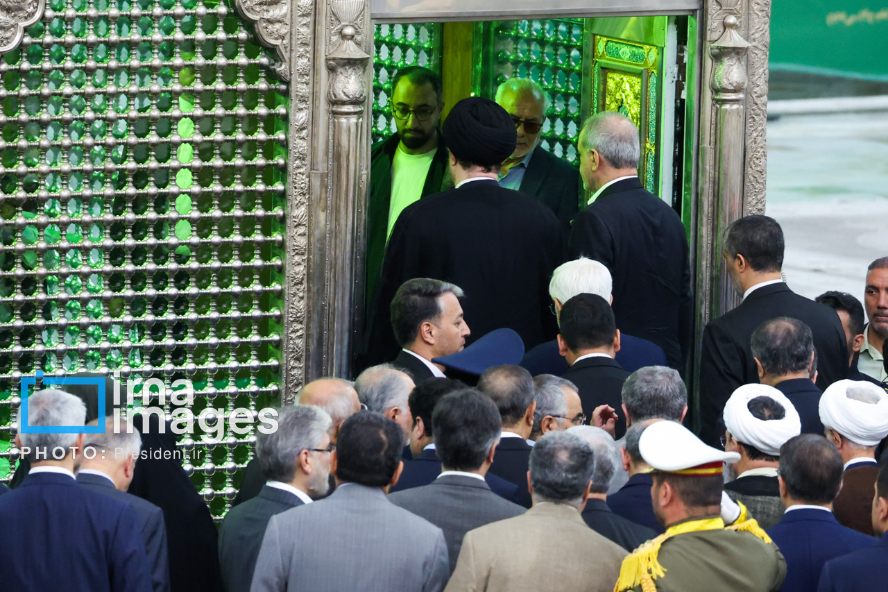 حضور پزشکیان بر مزار شهدای تهاجم اسرائیل به ایران