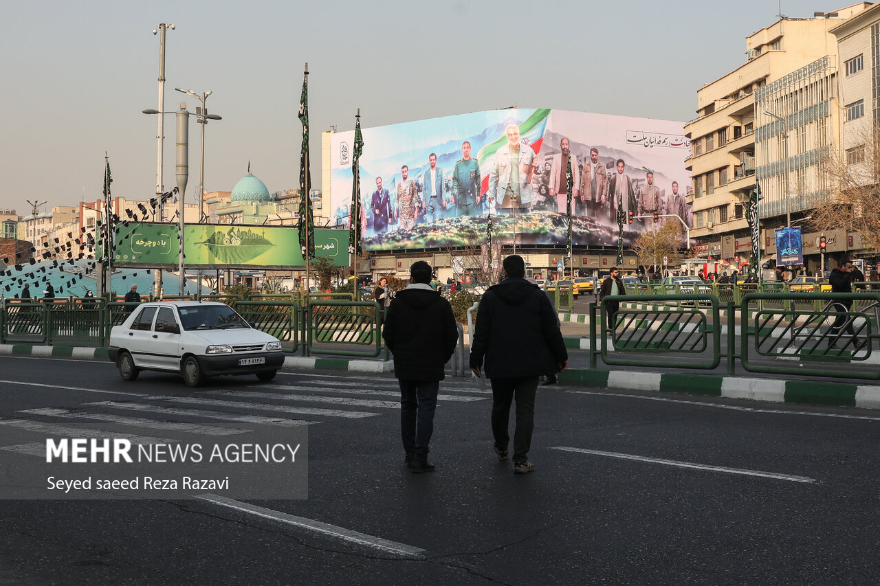 رونمایی دیوارنگاره میدان انقلاب با تصویر شهید سلیمانی