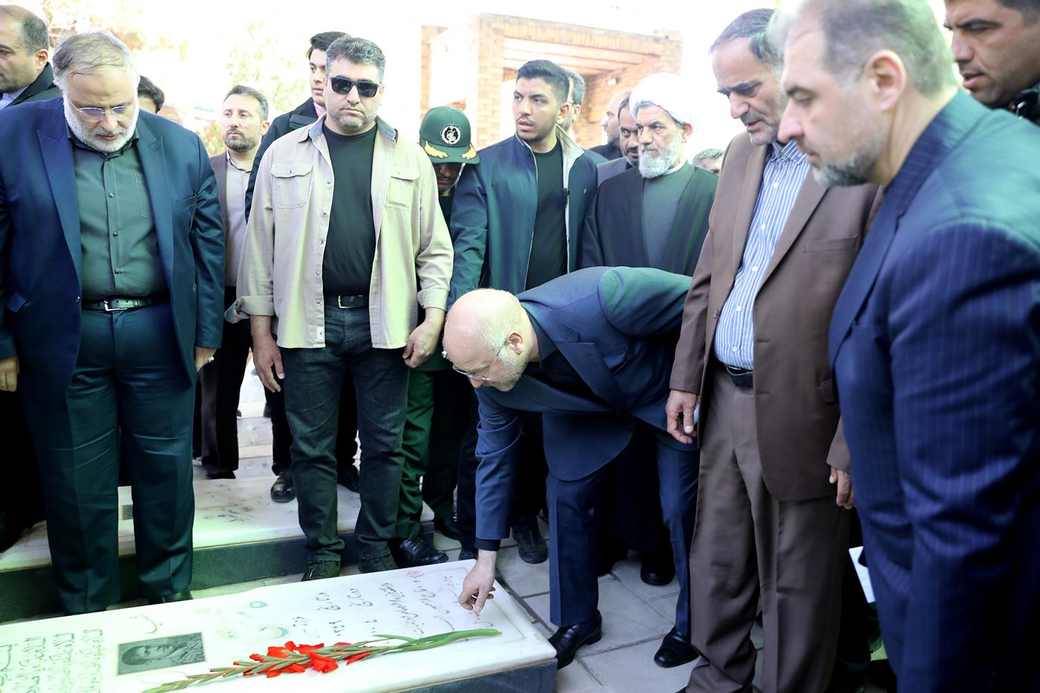 حضور رئیس مجلس در گلزار شهدای بوئین‌زهرا