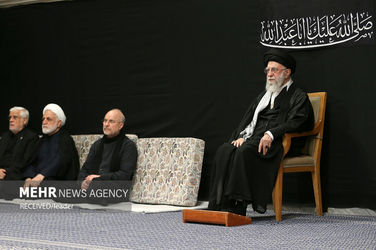  حضور رهبر انقلاب در حسینیه امام خمینی(ره) در مراسم عزاداری شب عاشورای حسینی