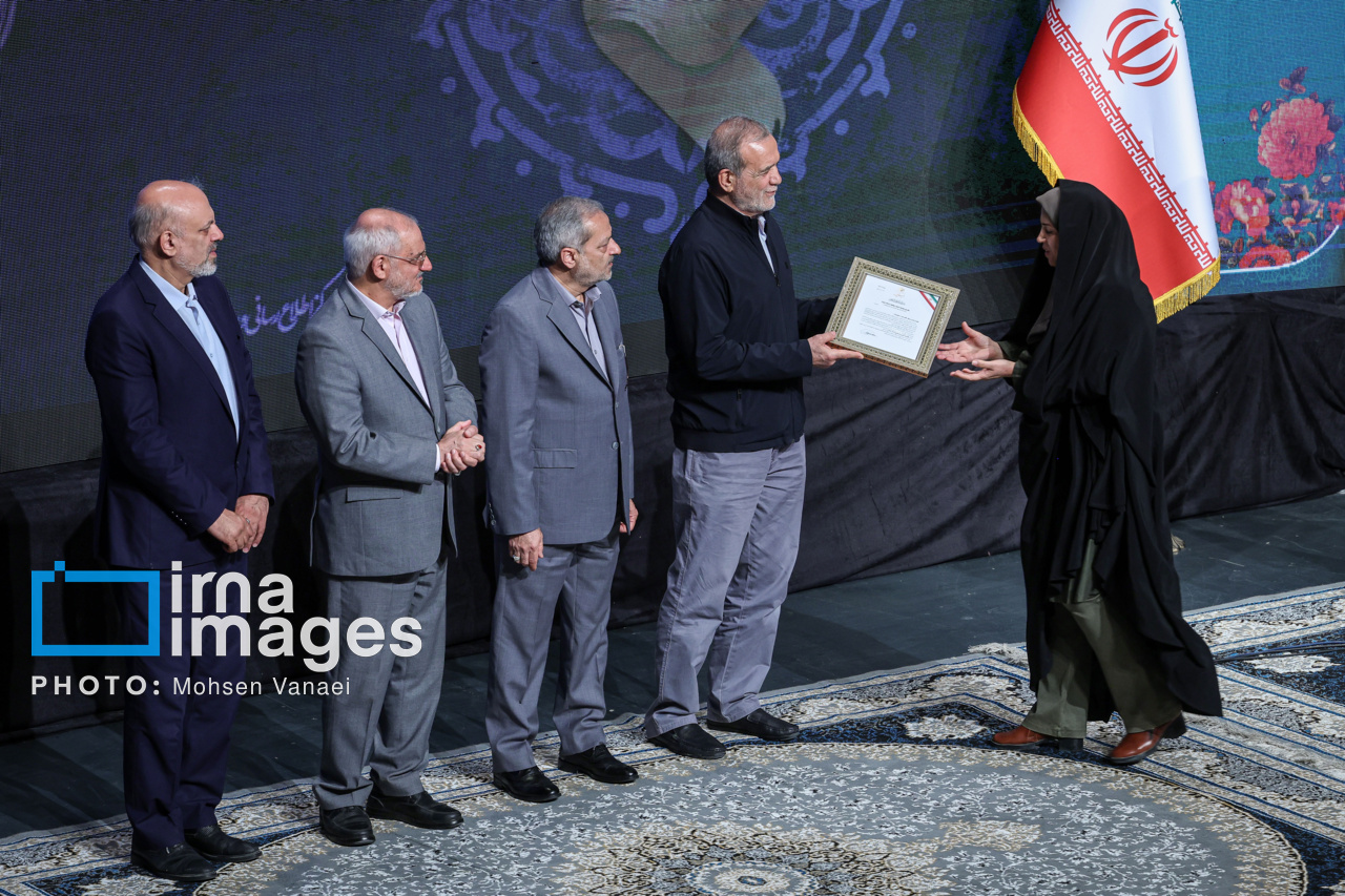 تجلیل از معلمان نمونه کشوری با حضور رئیس جمهور