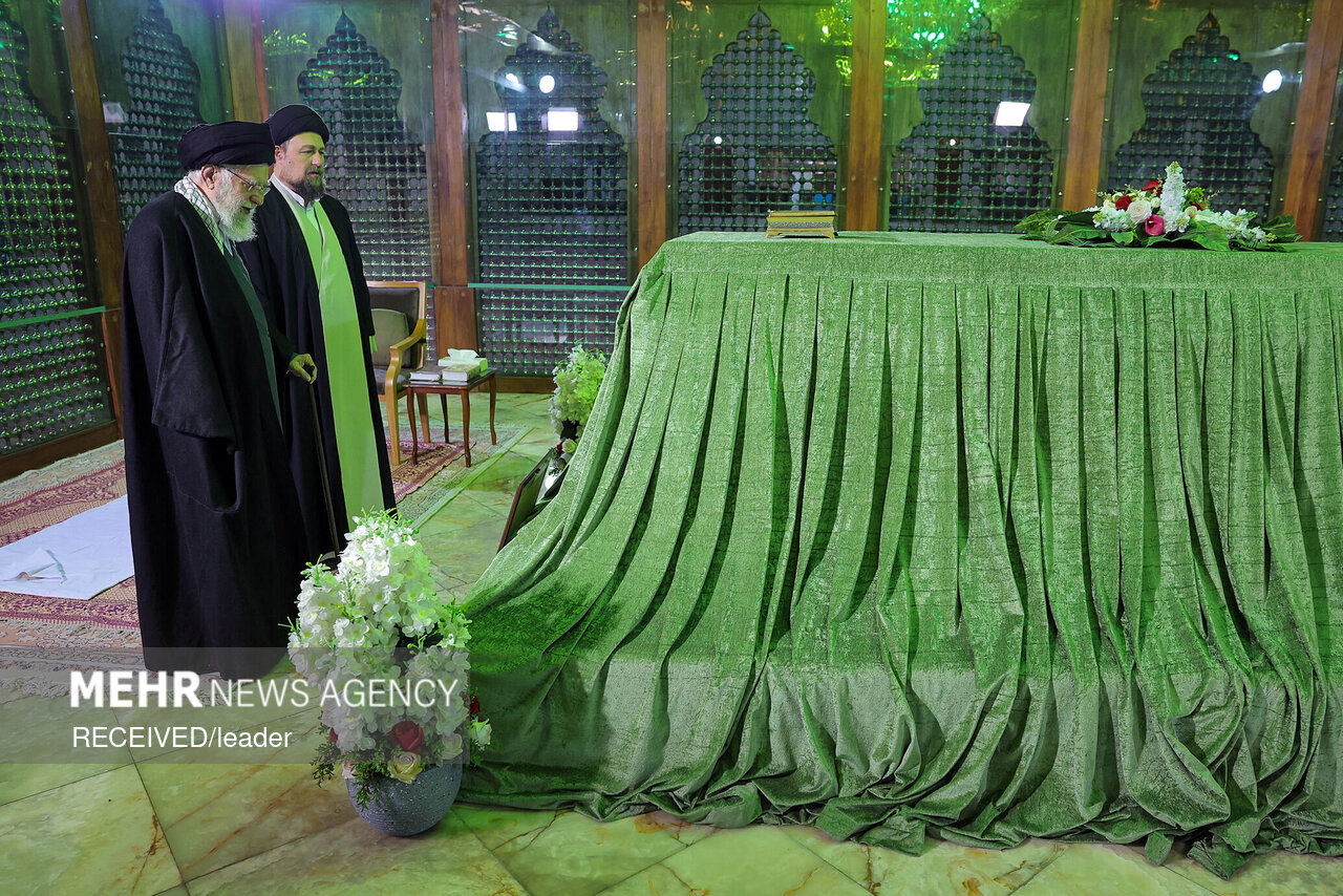 حضور رهبر انقلاب در مرقد بنیانگذار جمهوری اسلامی ایران
