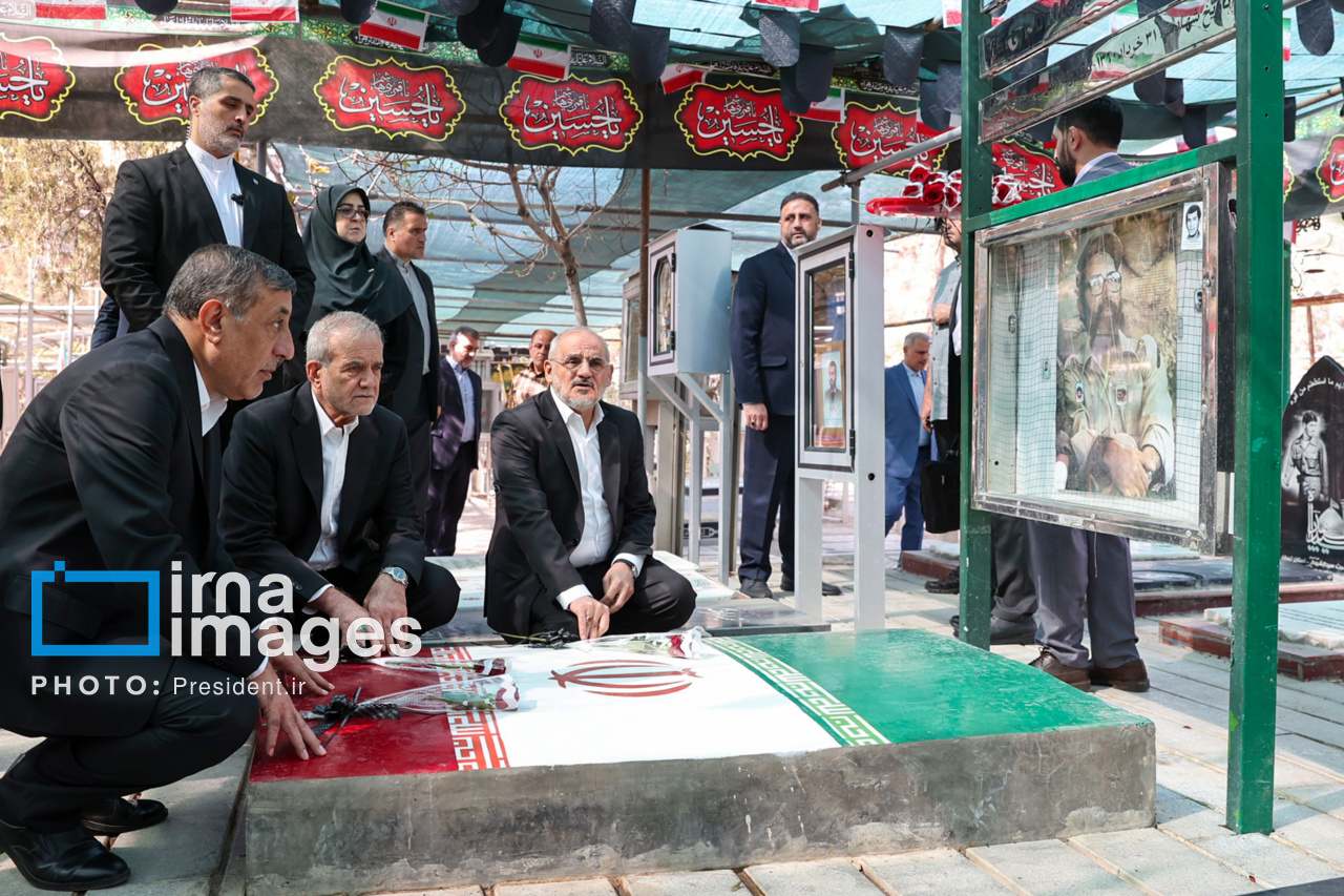 حضور پزشکیان بر مزار شهدای تهاجم اسرائیل به ایران