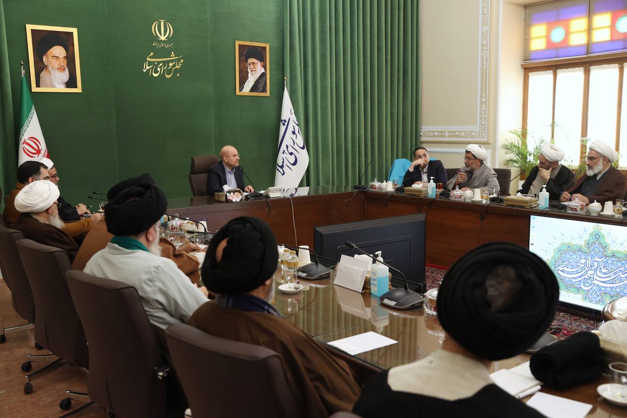 نشست جمعی از علماء و اعضای مرکز تحقیقات اسلامی قم با قالیباف