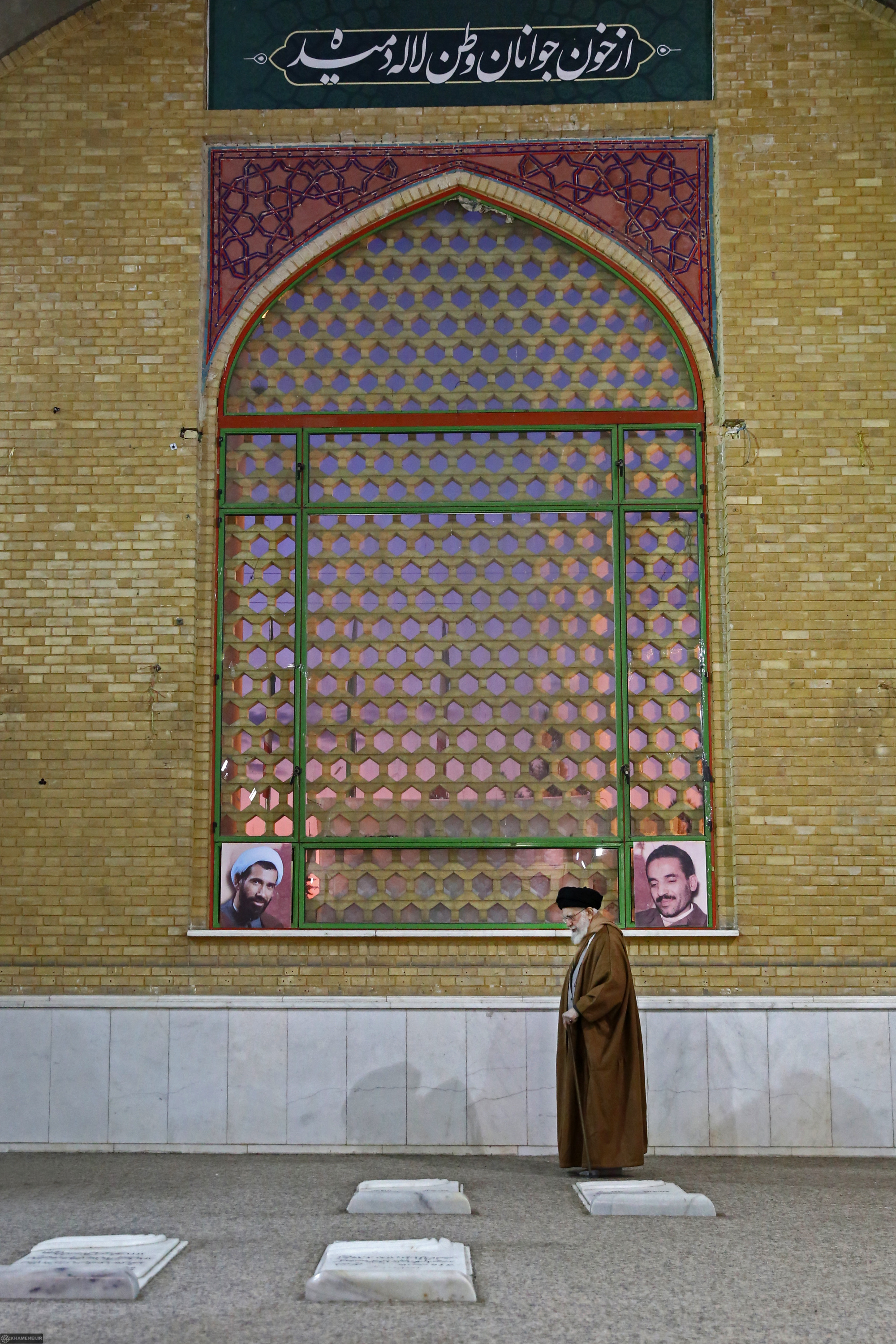 تصاویری از حضور رهبر انقلاب در حرم مطهر حضرت امام خمینی(ره) 