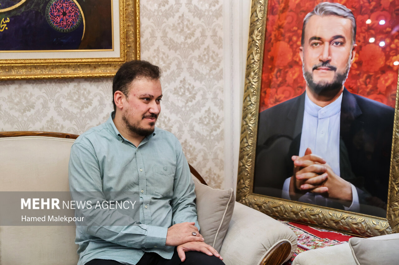 حضور رئیس مجلس در منزل سه تن از شهدای پرواز اردیبهشت