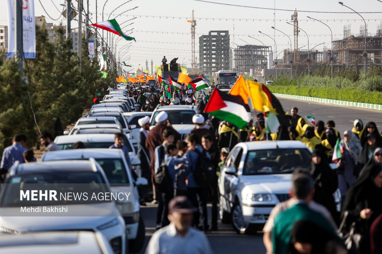 راهپیمایی «انا علی العهد» در طریق المهدی قم