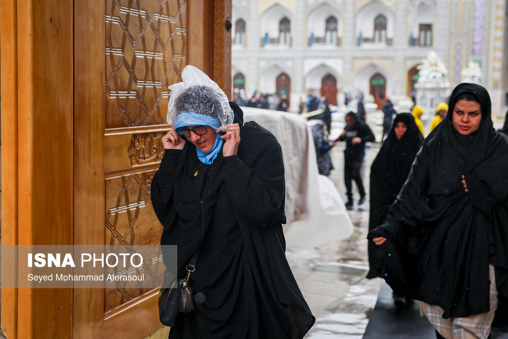 بارش برف در حرم مطهر رضوی