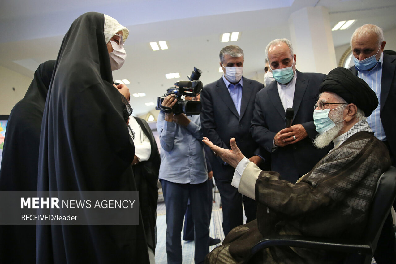 تصاویر بازدید رهبر انقلاب از نمایشگاه دستاوردهای صنعت هسته‌ای