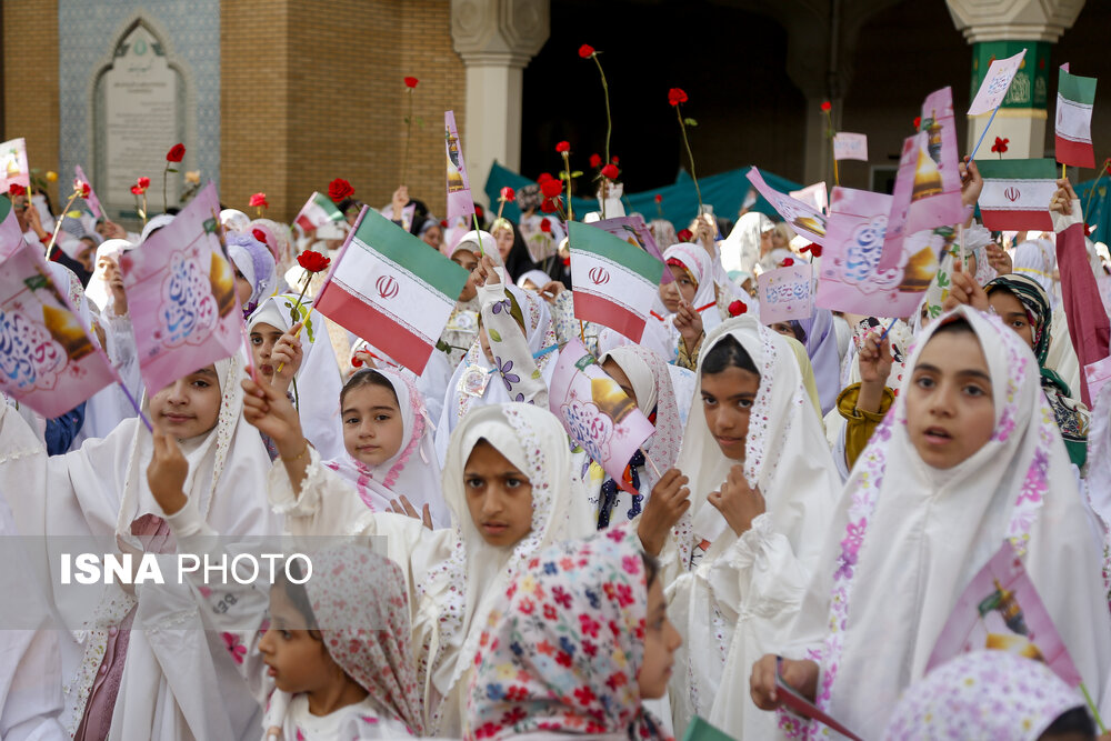جشن تکلیف دختران در حرم مطهر بانوی