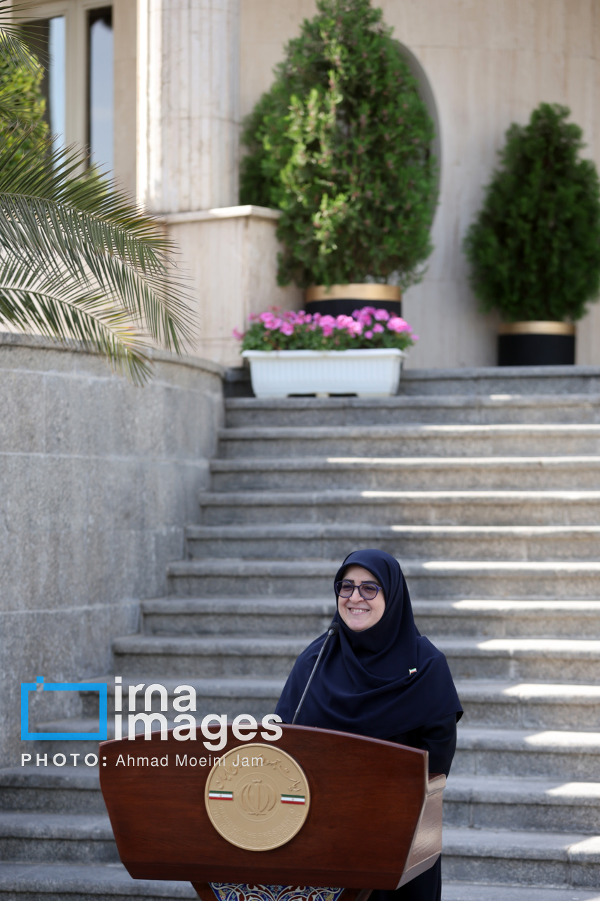 اعضای هیأت دولت در جمع خبرنگاران