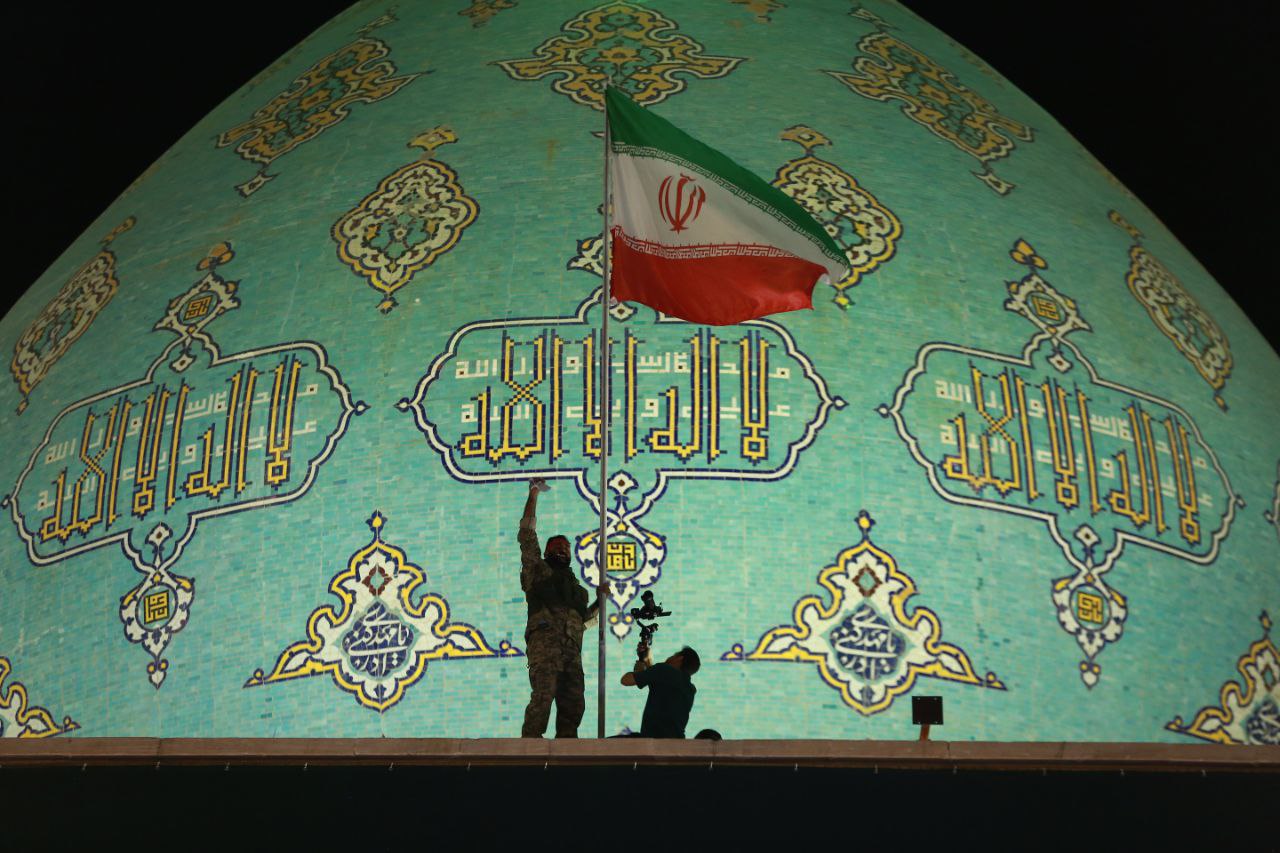 برافراشته شدن پرچم ایران در مسجد جمکران