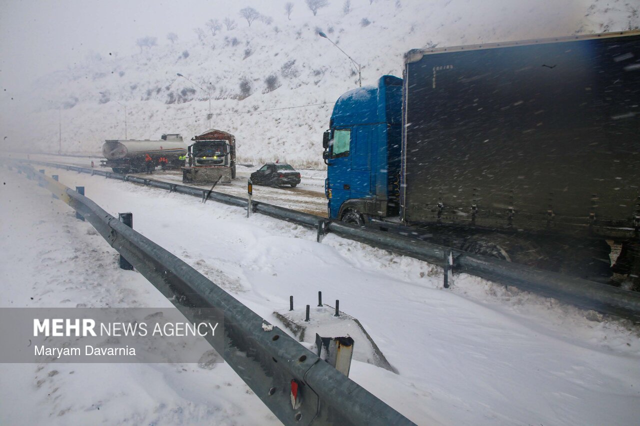 امدادرسانی به خودروهای گرفتار در برف
