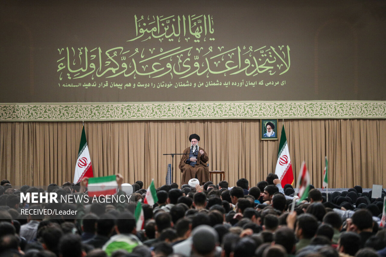 دیدار دانش‌آموزان و دانشجویان با رهبر انقلاب