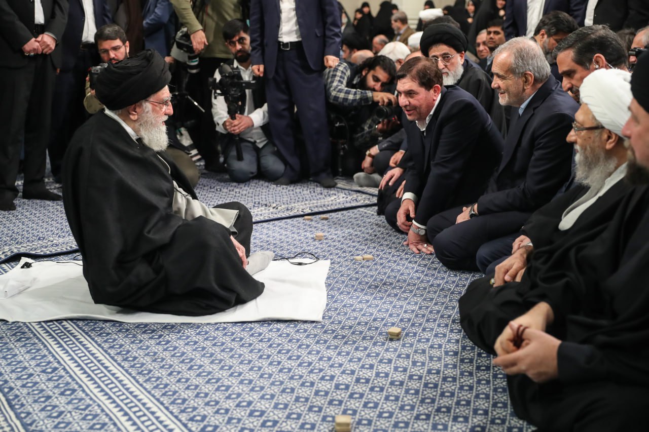 تصاویری از گفت‌وگوی رهبر انقلاب