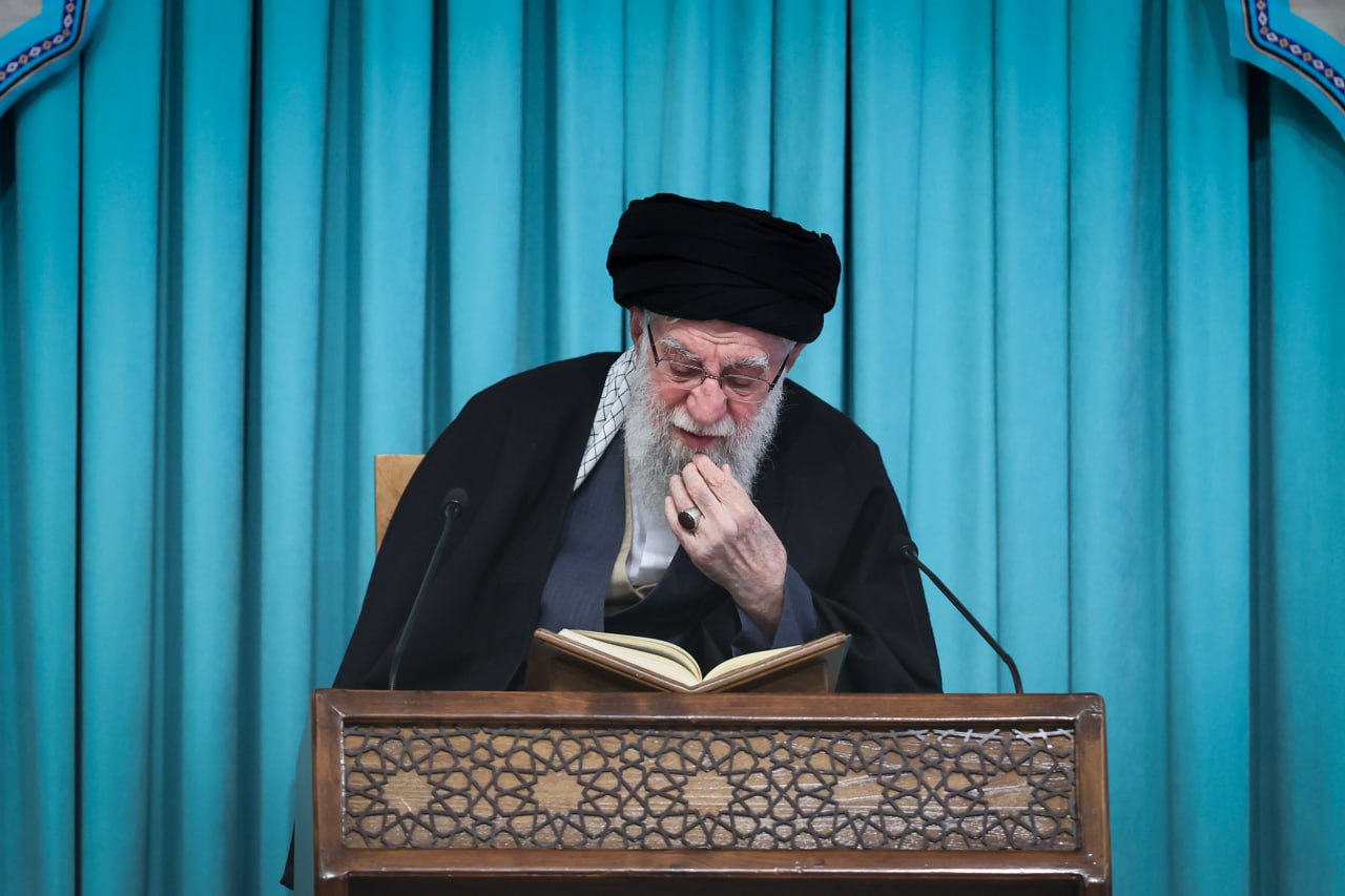 تصاویری از رهبر انقلاب در محفل انس با قرآن کریم 