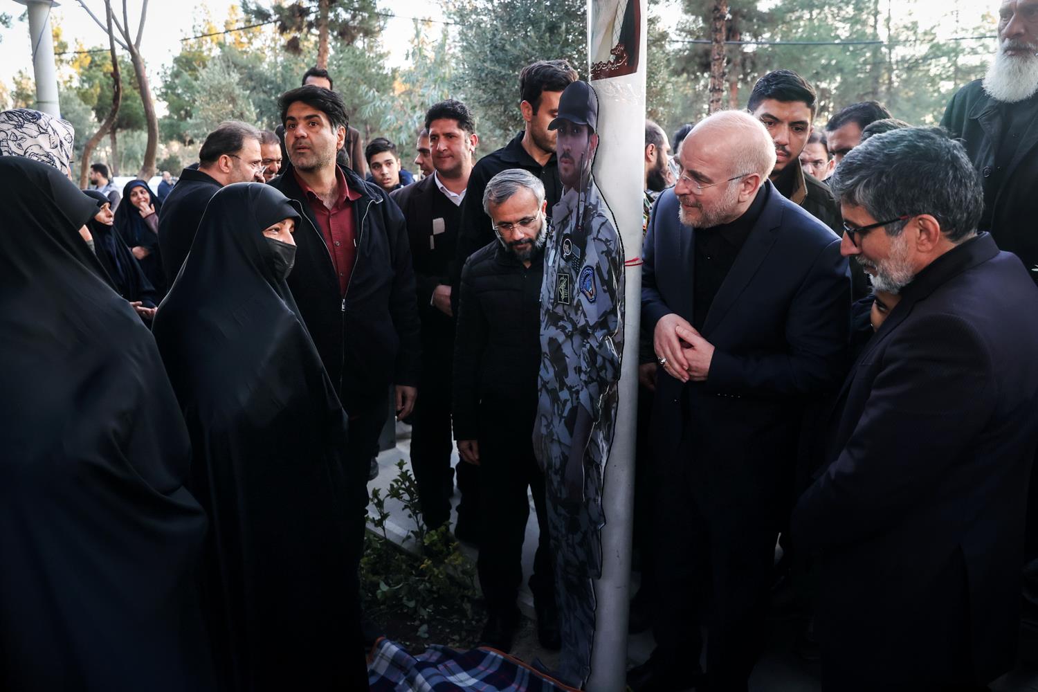 حضور قالیباف در گلزار شهدای بهشت زهرا(س) و گفت‌وگوی چهره به چهره با خانواده شهدا