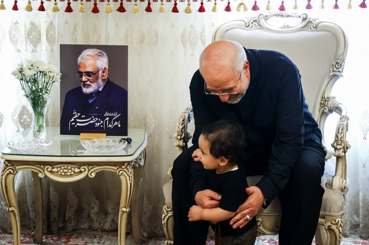 حضور قالیباف در منزل شهید محمدمهدی طهرانچی