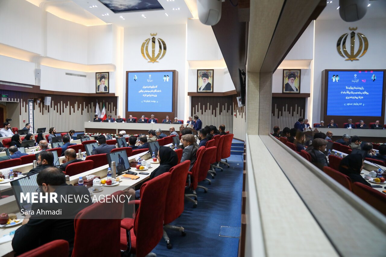 نشست هم اندیشی نخبگانی با حضور مقامات
