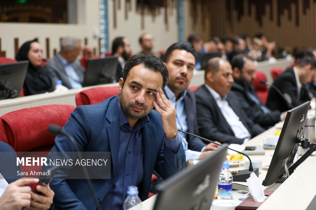 نشست هم اندیشی نخبگانی با حضور مقامات