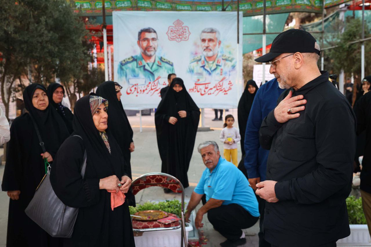 حضور سحرگاهی قالیباف بر مزار شهدای تهاجم رژیم صهیونیستی