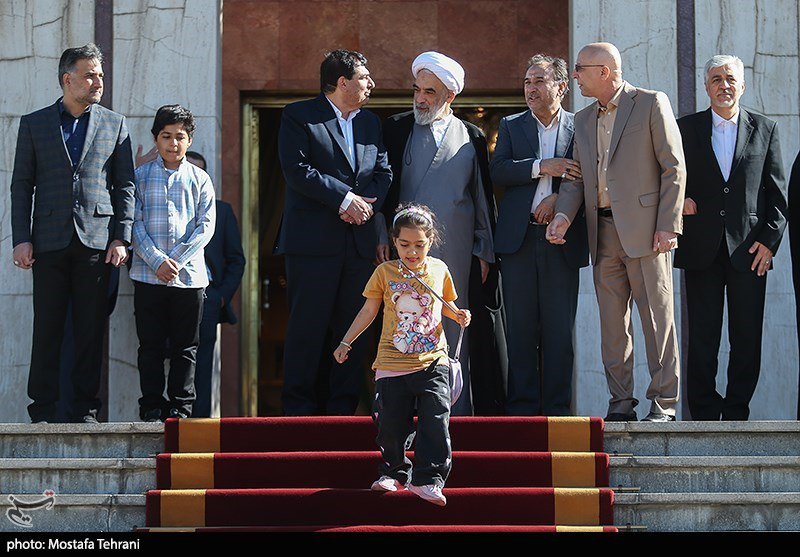 خانواده شهدا در مراسم بدرقه رئیس‌جمهور