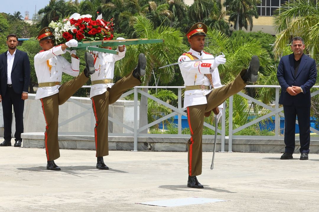 بدرقه قالیباف توسط رئیس و نایب‌رئیس مجلس کوبا