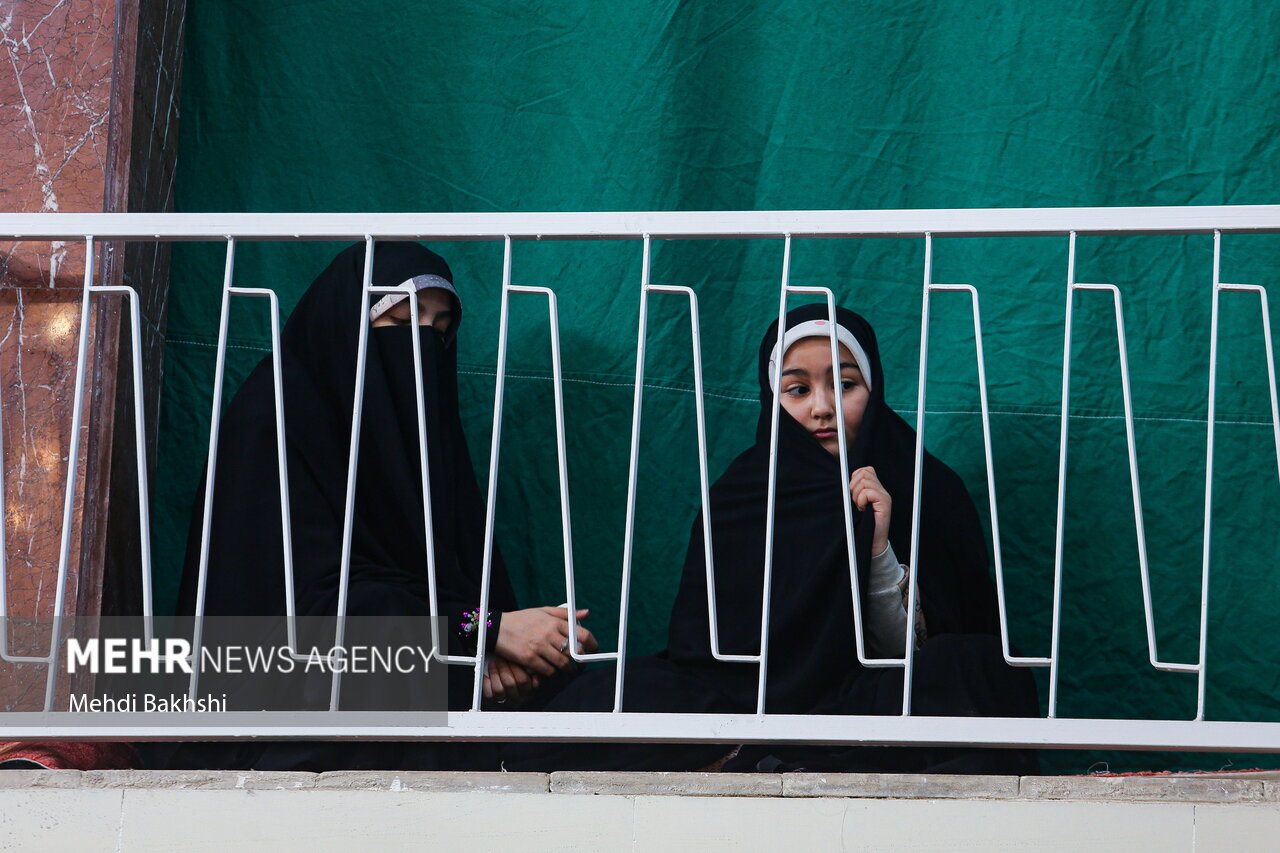 عمامه گذاری طلاب توسط آیت الله مکارم شیرازی