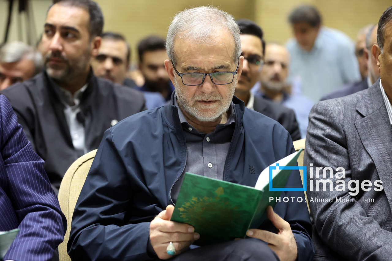 حضور پزشکیان در مراسم ترحیم مادر معاون ارتباطات دفتر رئیس جمهور