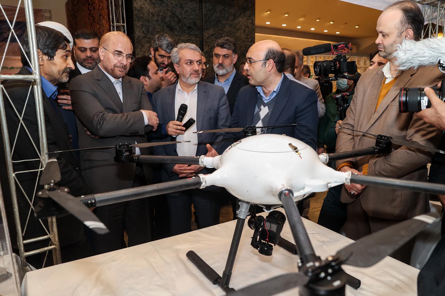 بازدید قالیباف از نمایشگاه توانمندی‌های تولید داخل