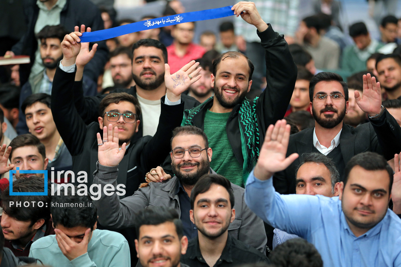 دیدار جمعی از دانشجویان با مقام معظم رهبری