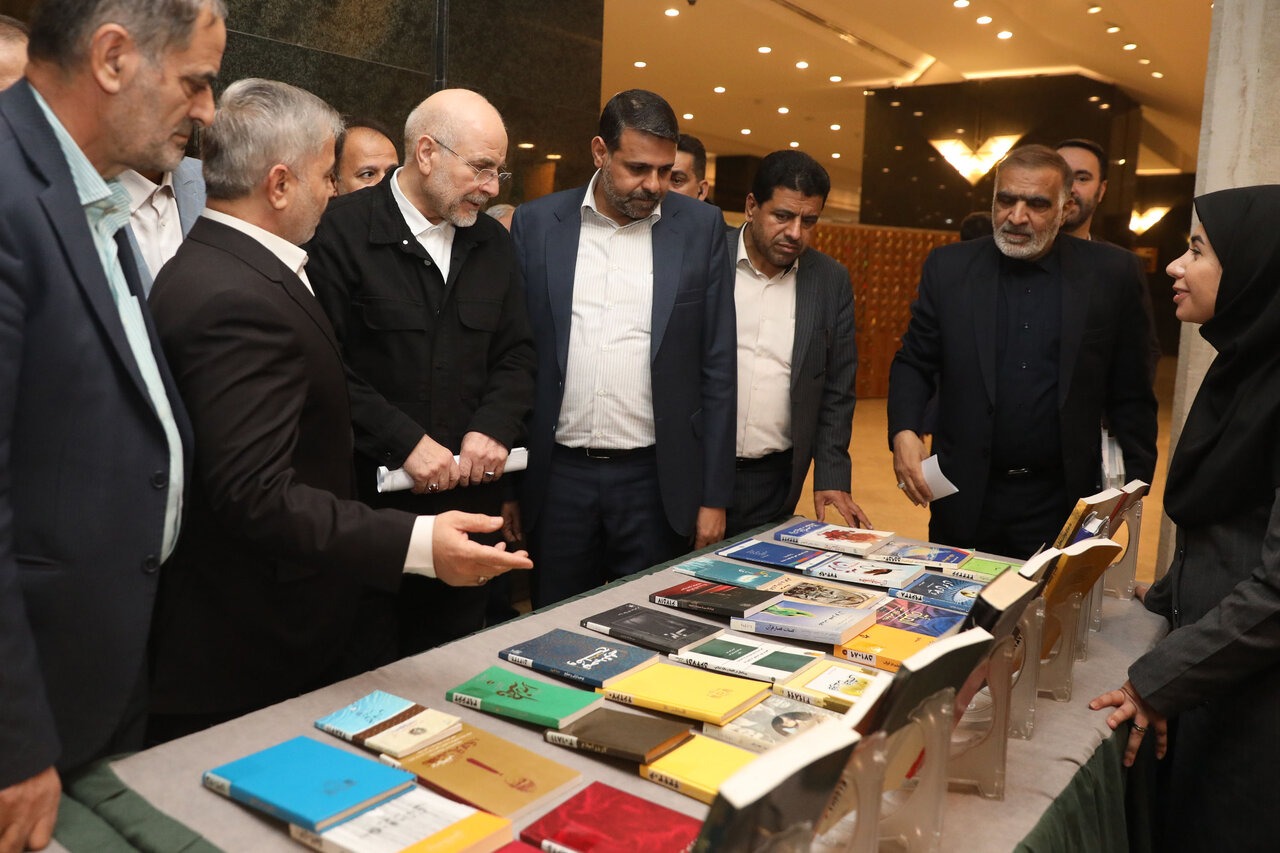  بازدید رئیس مجلس از نمایشگاه آثار مکتوب نمایندگان ادوار