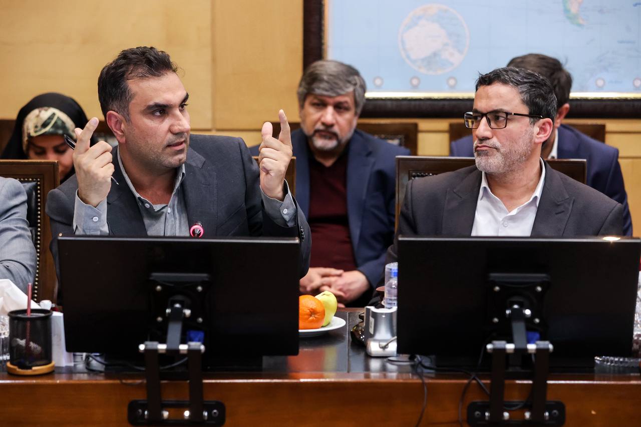 حضور قالیباف در جلسه کمیسیون صنایع و معادن با حضور وزرای صمت و ارتباطات