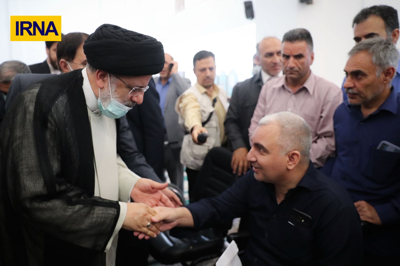 زیارت رئیسی از مزار احمد ابن اسحاق