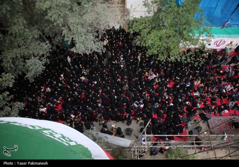 مداحی مهدی رسولی در یک محله خاص