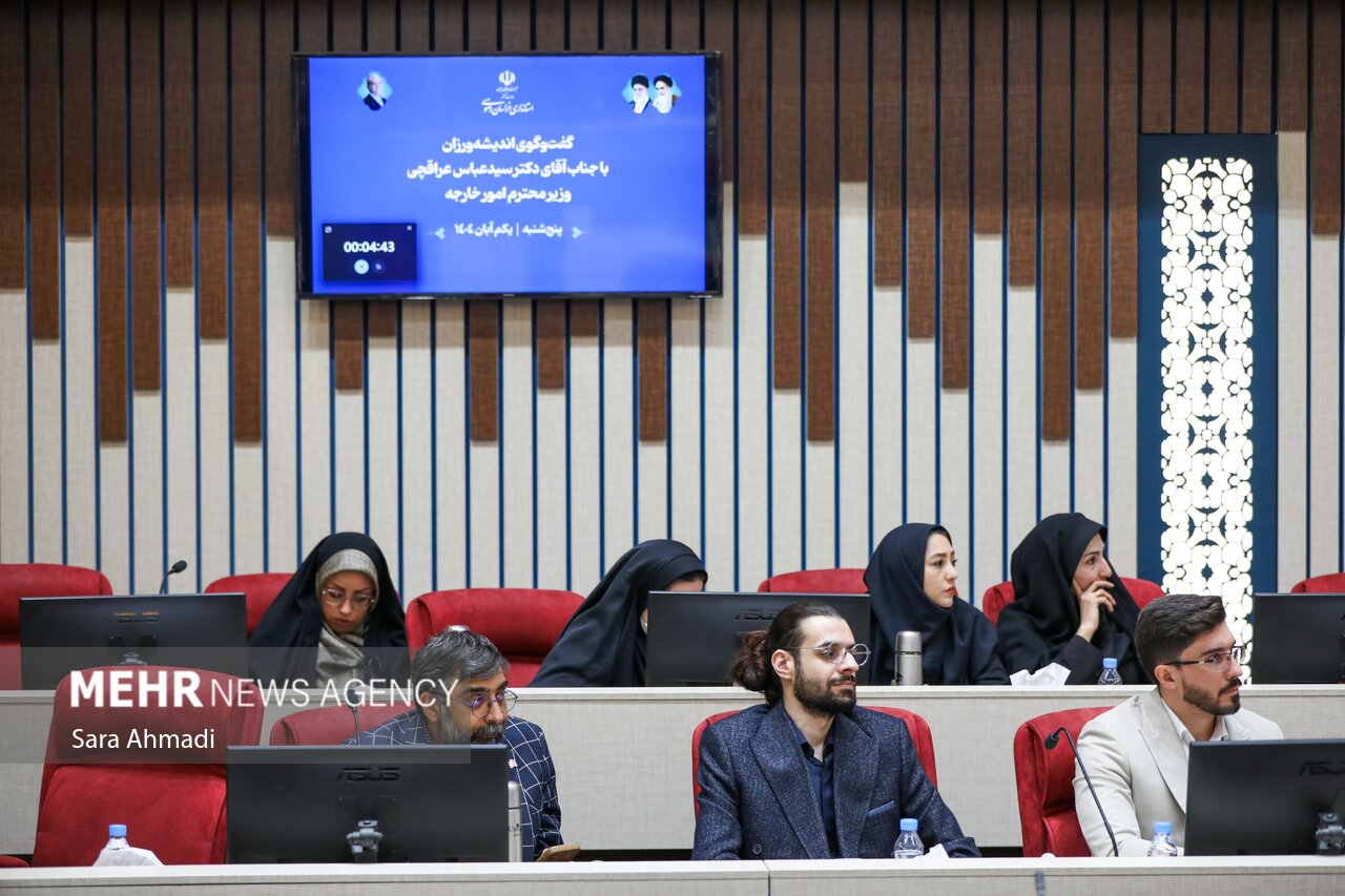 نشست هم اندیشی نخبگانی با حضور مقامات