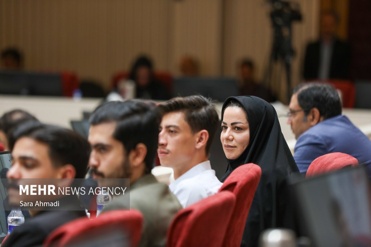 نشست هم اندیشی نخبگانی با حضور مقامات