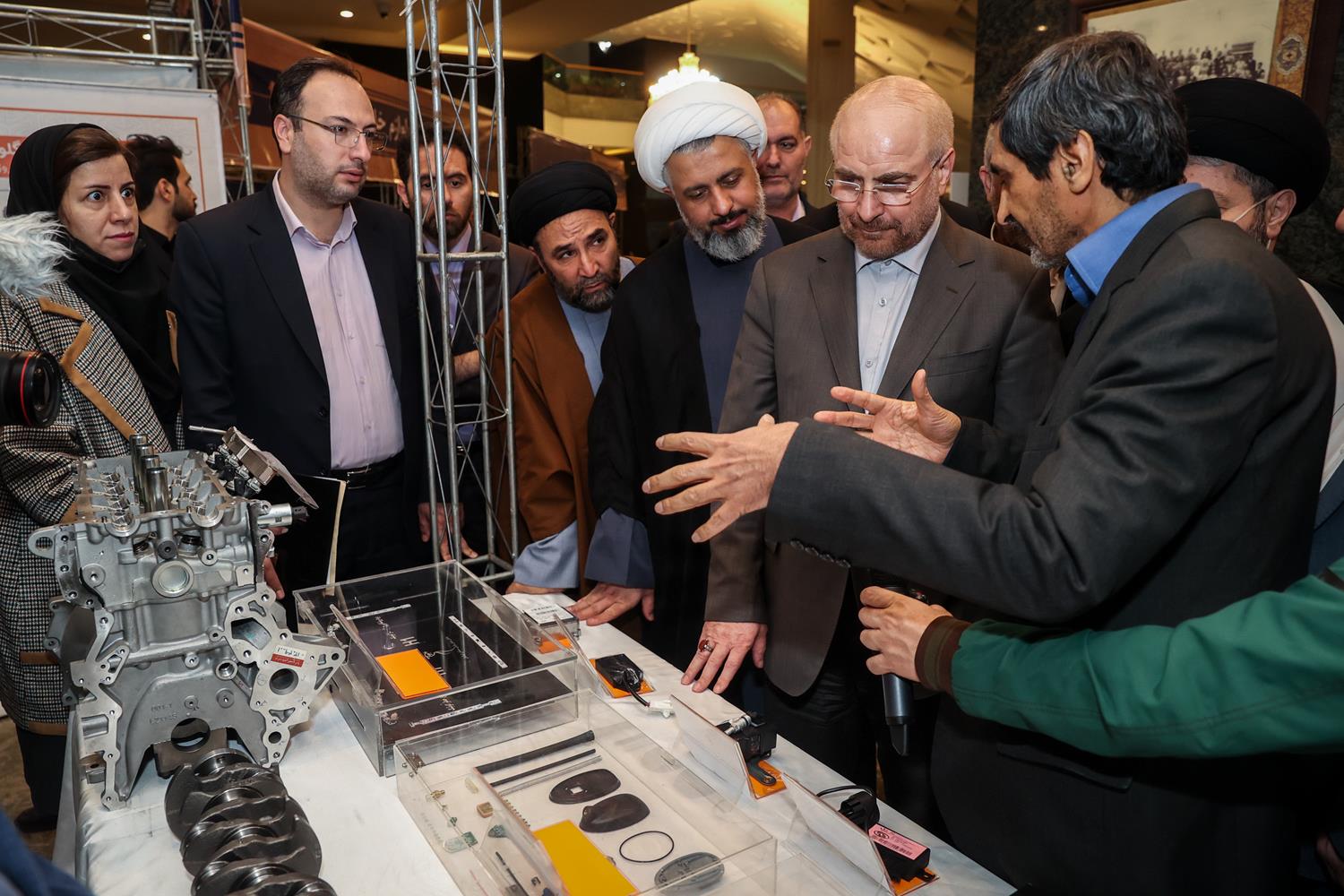 بازدید قالیباف از نمایشگاه توانمندی‌های تولید داخل