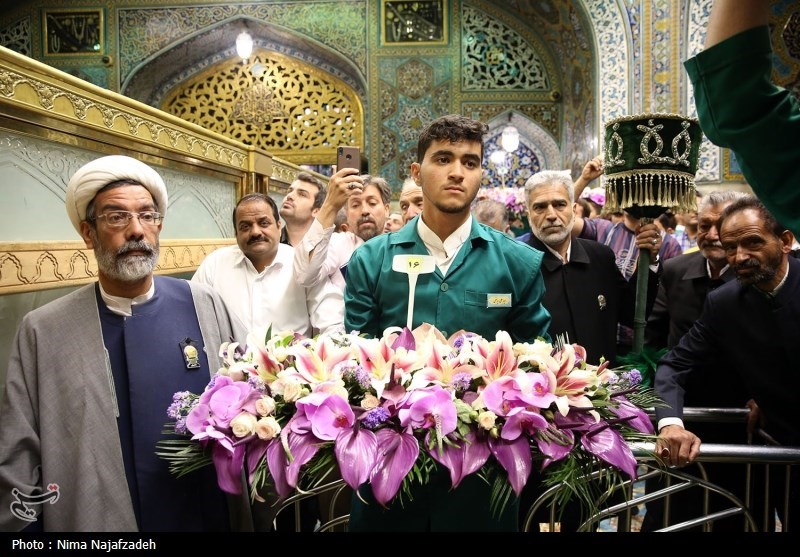 تعویض گل‌های ضریح مطهر امام رضا(ع)