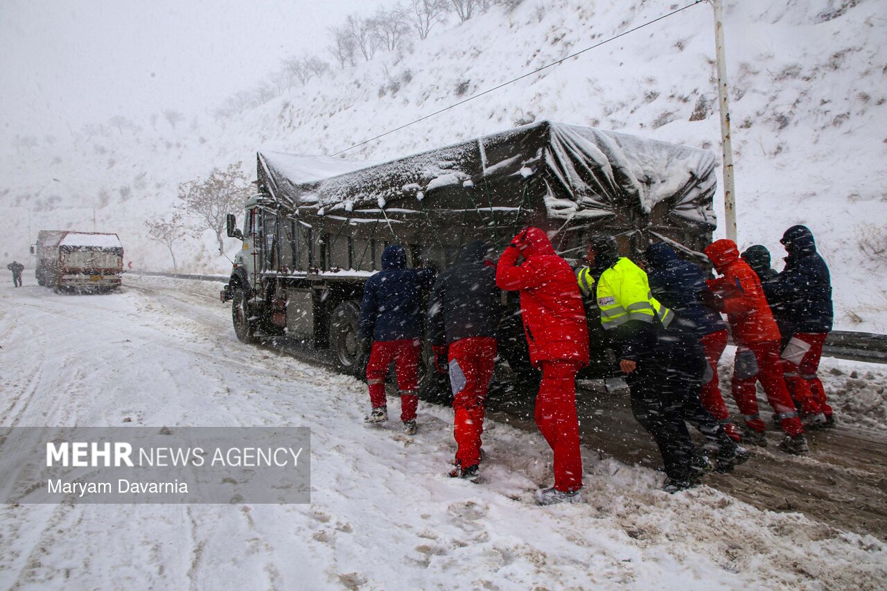 امدادرسانی به خودروهای گرفتار در برف