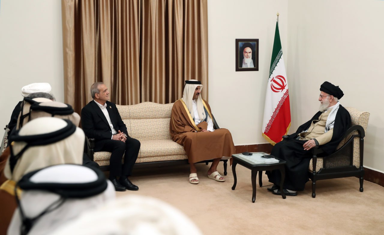 تصاویر دیدار  و هیئت همراه با رهبر انقلاب